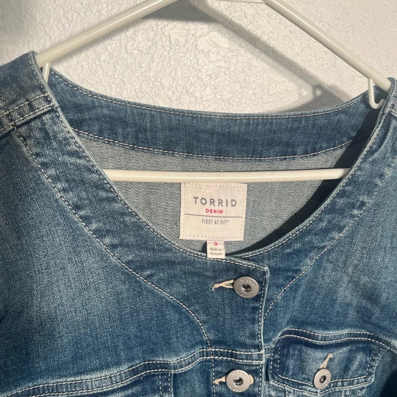 Torrid first at fit ladies collarless collar denim jacket SZ 3  button Jean. - Picture 6 of 16